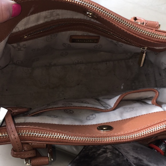 TORY BURCH ROBINSON TOTE!! - Picture 3 of 4